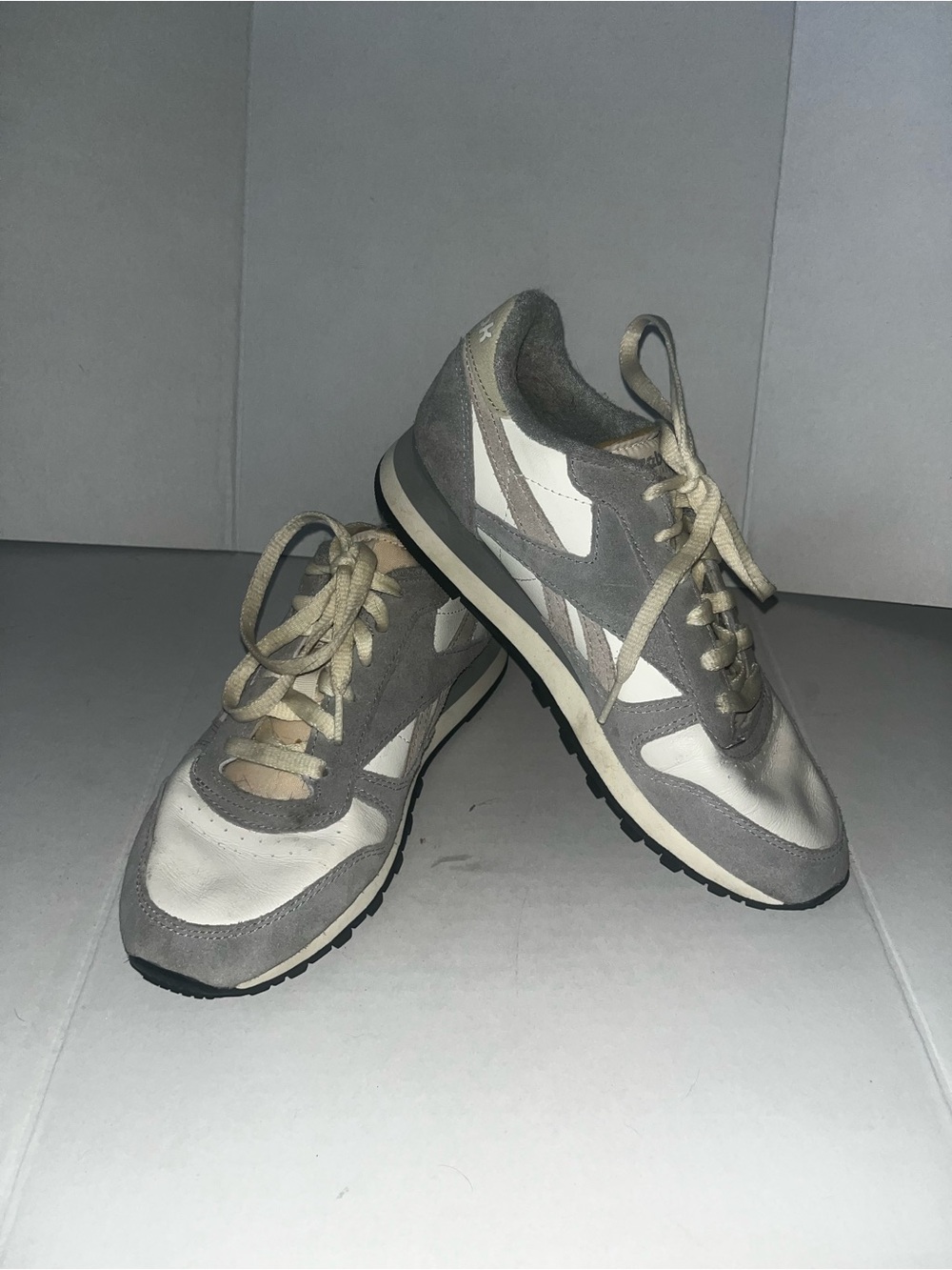 Reebok Classic Leather Grey Chalk Sneakers Women’s 7.5 / Men’s 6